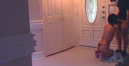 Женщина расплачивается натурой, делает застенчивому доставщику пиццы минет