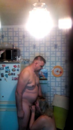 Мужик снял на скрытую камеру как он ебет свою пышную куму на кухне