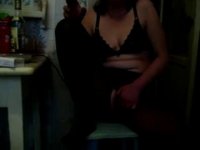 Мужик снимает пьяную бабу которая сидит перед ним мастурбирует пизду и просит дать пососать хуй