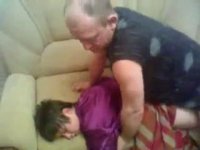 Мужик снимает на телефон как его друг Паша ебет пьяную в отключке соседку и кончает в нее