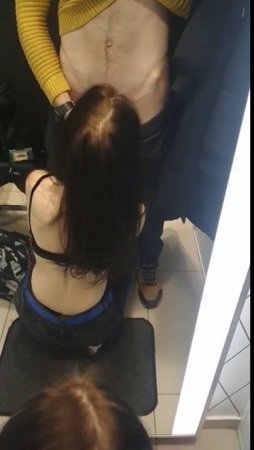 Девушка отсосала парню в примерочной