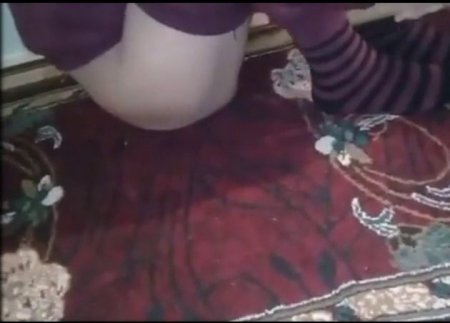 Молодая узбечка трахает пизду шваброй