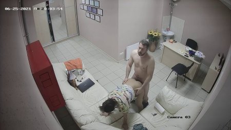 Мужик ебет сотрудницу перед скрытой камерой у себя в кабинете