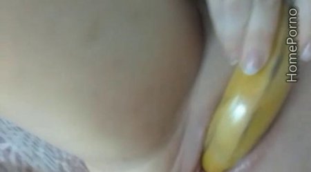 Зрелая русская баба снимает личное хоум видео как она трахает себя бананом