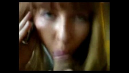 Девушка разговаривает со своим парнем по мобиле и делает минет его другу
