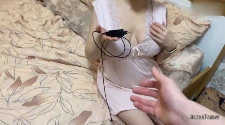 Коварная мачеха соблазняет пасынка в обмен на зарядку от телефона