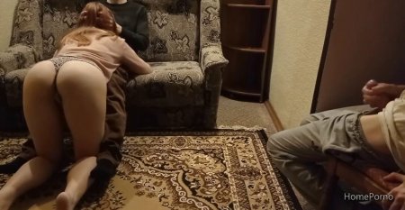 Муж дрочит пока жена изменяет ему с соседом у него на глазах