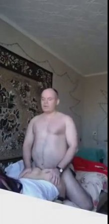 Мужик приглашает к себе в гости замужних и трахает их снимая на телефон