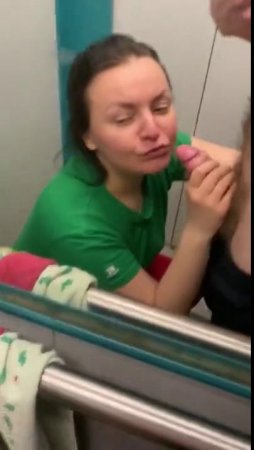 Выебал соседку в лифте кончив в нее