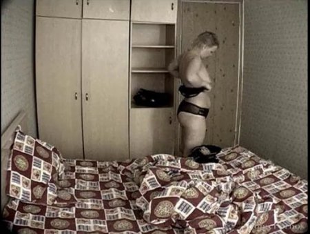 Зрелая мамочка проснувшись наряжается на свидание с любовником