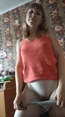 Жена раскрывает сексуальность для мужа в домашнем видео