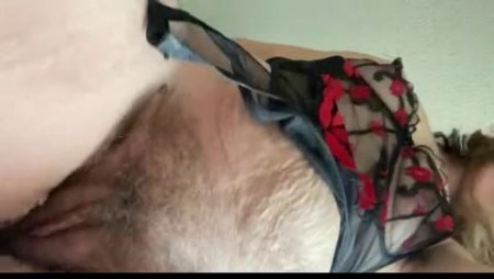 Русская зрелая женщина показывает волосатую киску крупным планом — натуральное домашнее видео